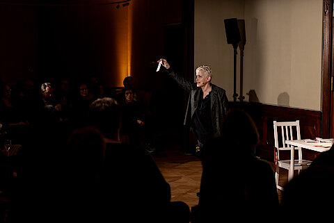 Performance: Neta Pulvermacher. The Archive